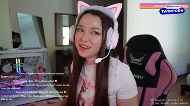 继兄弟看到了我的裸体直播。我不得不用性为他的沉默付出代价